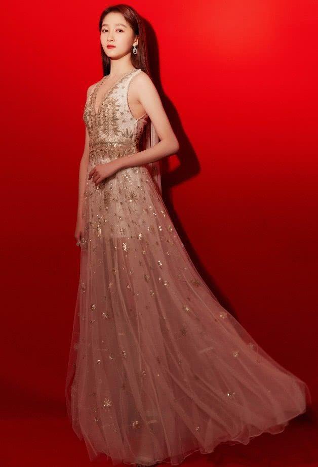 关晓彤穿长裙亮相,虽然少了少女感,但再也不是红毯一生黑了!