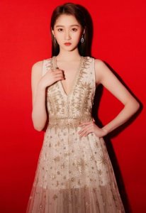 ​关晓彤穿长裙亮相，虽然少了少女感，但再也不是红毯一生黑了！