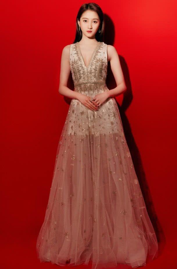 关晓彤穿长裙亮相,虽然少了少女感,但再也不是红毯一生黑了!