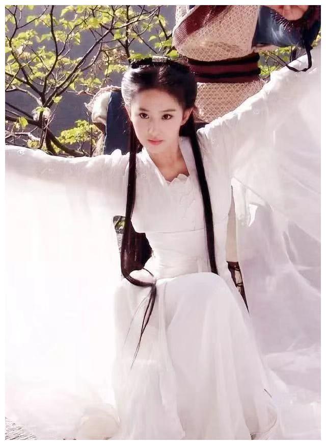 刘亦菲当年罕见的小龙女珍贵剧照,随便几张图,便已是清新脱俗!