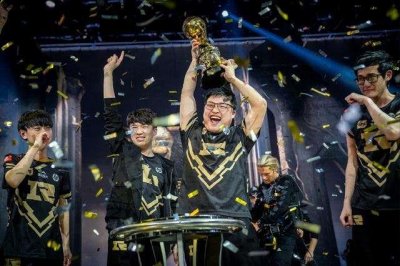 ​RNG小龙堡真名曝光，竟和全球大明星撞名，听名字就是盲僧人柱力