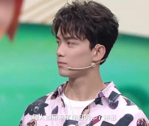 关晓彤和吴磊同框表演，谁注意她脚上鞋子？这是对男明星最大尊重