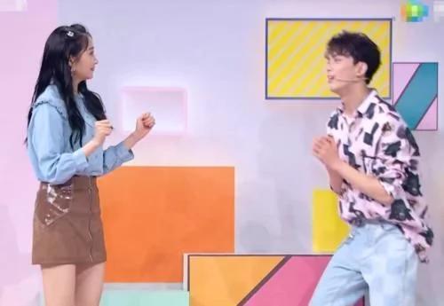 关晓彤和吴磊同框表演，谁注意她脚上鞋子？这是对男明星最大尊重