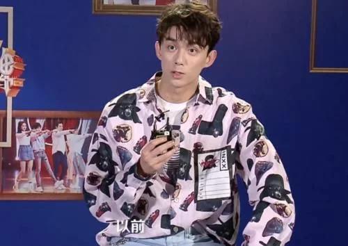 关晓彤和吴磊同框表演，谁注意她脚上鞋子？这是对男明星最大尊重