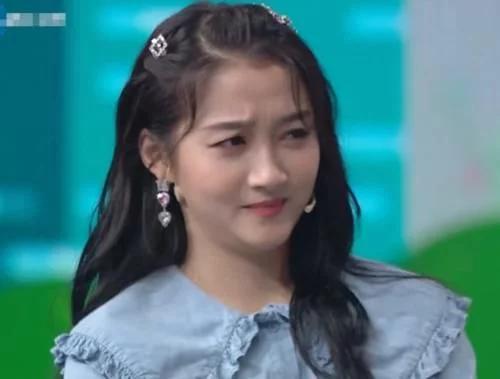 关晓彤和吴磊同框表演，谁注意她脚上鞋子？这是对男明星最大尊重