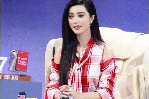范冰冰现身泰国电视台,网友解密原因,李晨默默微博未取关