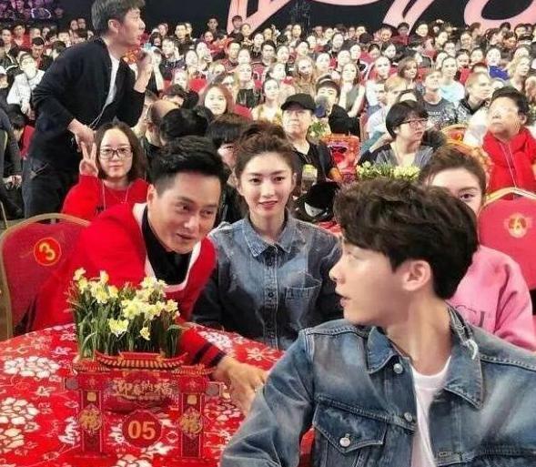 李易峰和江疏影相拥咬耳朵,这是要公开网友:太般配了!