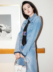 ​165高的宋祖儿真拼，踩6cm的“萝卜鞋”，重得都走不动了