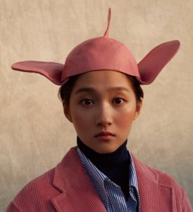 ​关晓彤演释时尚大片,穿起男装也毫不含糊,场看起来格外强大