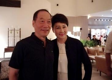 55岁张凯丽全家近照,神秘老公曝光,23岁女儿长相甜美