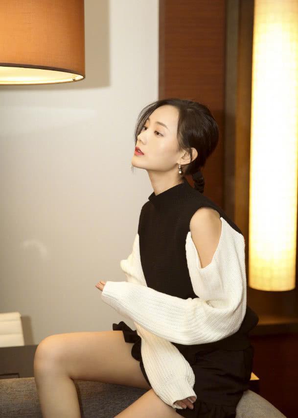 李一桐果然是靠“腿”走天下的，165的身高，却有着超模般的腿