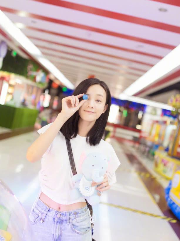 李一桐果然是靠“腿”走天下的，165的身高，却有着超模般的腿