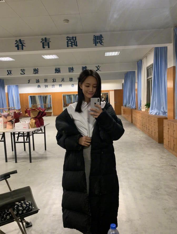 李一桐果然是靠“腿”走天下的，165的身高，却有着超模般的腿