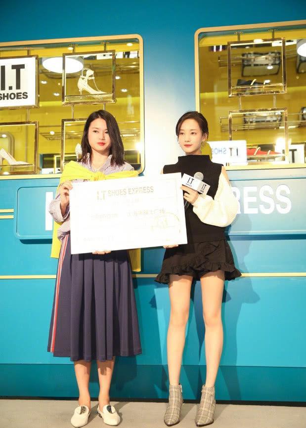 李一桐果然是靠“腿”走天下的，165的身高，却有着超模般的腿