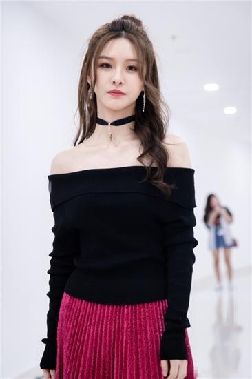 斗鱼阿冷晒艺术美照！冷艳高贵引粉丝疯狂赞美：冷酱美爆了！