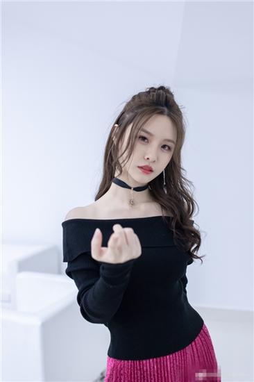 斗鱼阿冷晒艺术美照！冷艳高贵引粉丝疯狂赞美：冷酱美爆了！