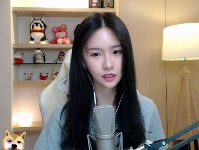 斗鱼嘉年华再引热议,阿冷真实颜值令人无奈,网友:“鞋拔子脸”