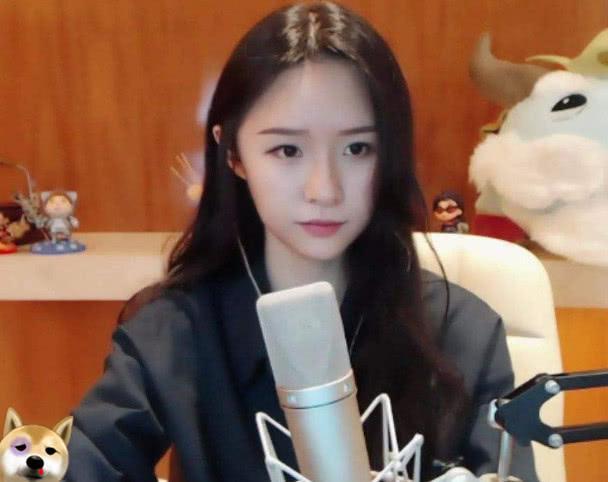 斗鱼嘉年华再引热议,阿冷真实颜值令人无奈,网友:“鞋拔子脸”
