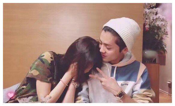 关晓彤的初恋男友也是小鲜肉，网友这颜值比鹿晗嫩多了！