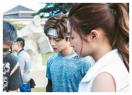 关晓彤的初恋男友也是小鲜肉，网友这颜值比鹿晗嫩多了！