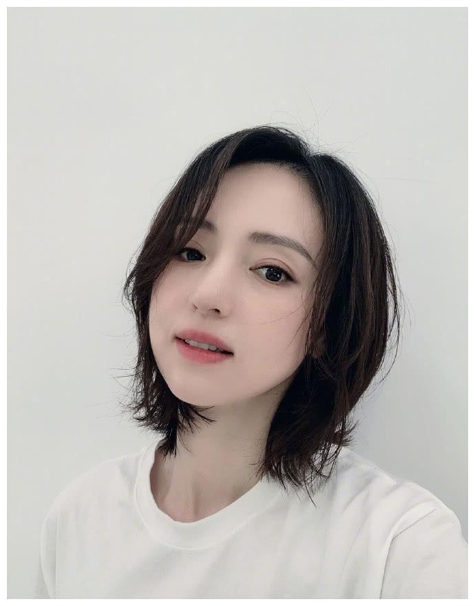 与高云翔离婚6个月后，董璇颜值回春，晒自拍照妆容精致气质佳