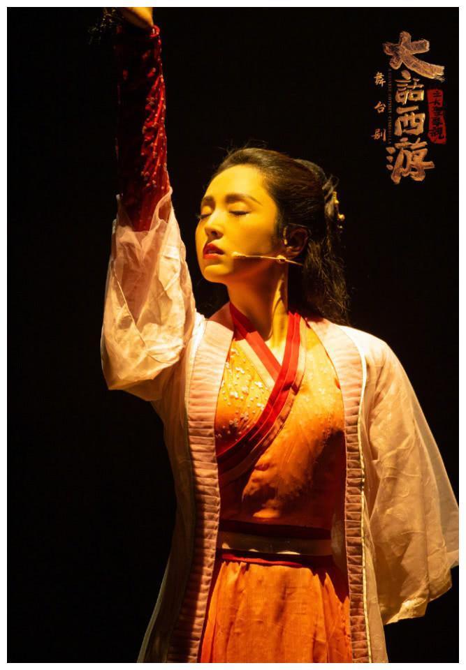 与高云翔离婚6个月后，董璇颜值回春，晒自拍照妆容精致气质佳