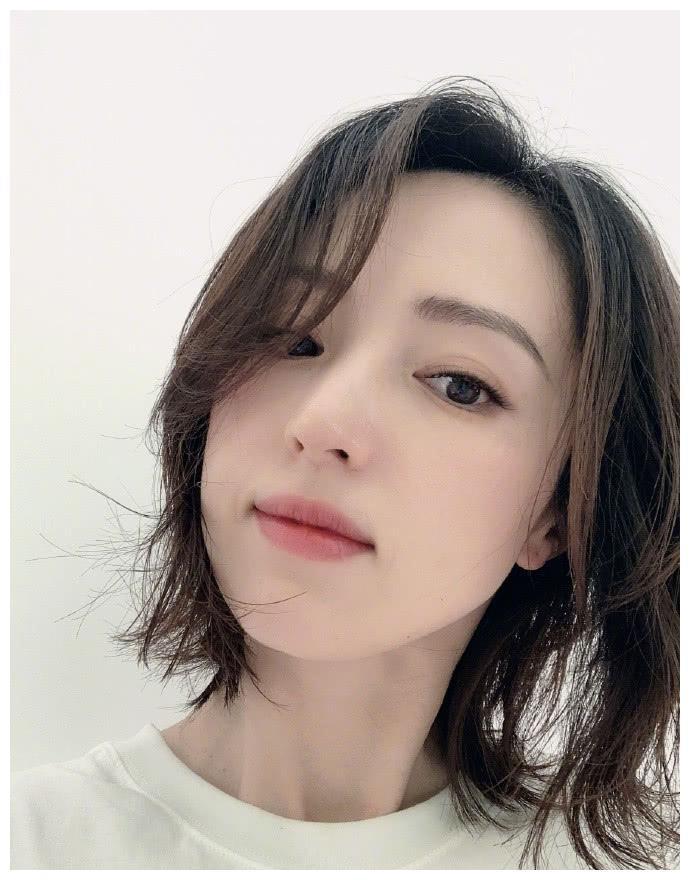 与高云翔离婚6个月后，董璇颜值回春，晒自拍照妆容精致气质佳