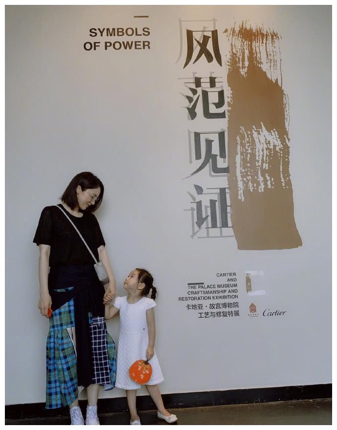 与高云翔离婚6个月后，董璇颜值回春，晒自拍照妆容精致气质佳