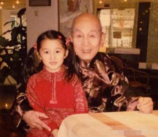 关晓彤被培养成大明星,亲姐姐关晓珊却开店卖拉面,颜值惹的祸?