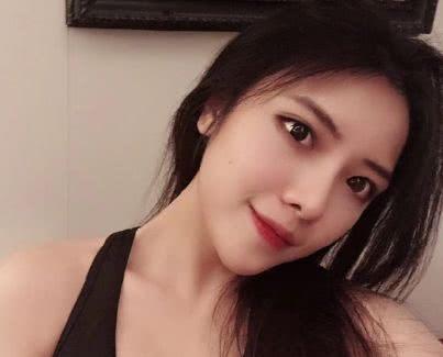 斗鱼女网红直播开车违规被永久封禁,网友:漂亮不是你任性的理由