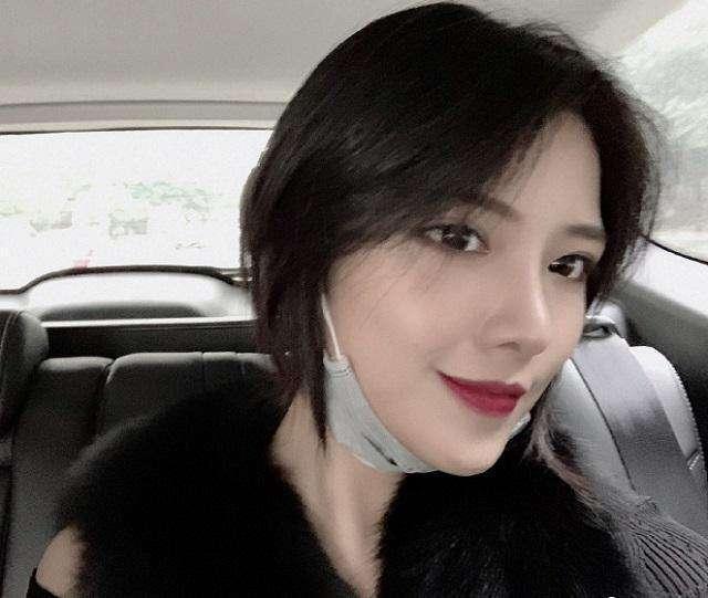 斗鱼女网红直播开车违规被永久封禁,网友:漂亮不是你任性的理由