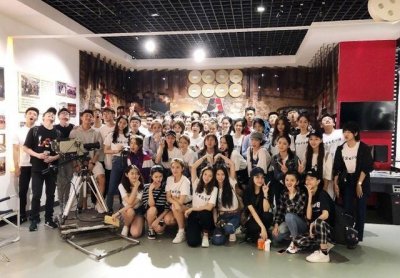 ​北电大一新生合影来了！看看吴磊宋祖儿的同学长啥样？