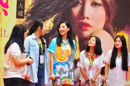 34岁黄丽玲全家照,棒球员老公憨厚为人低调,神秘女儿可爱!