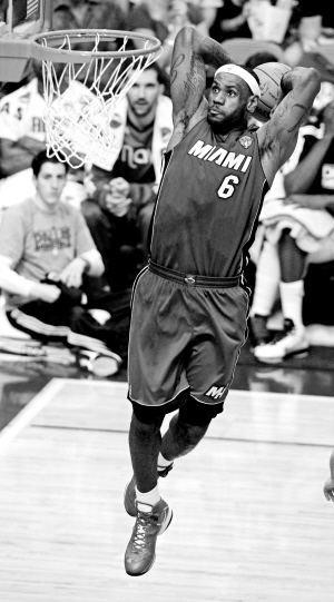 暴力美学代言人,詹姆斯黑白暴扣图,还不快挑一张当壁纸!