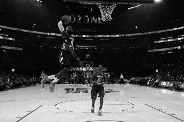 暴力美学代言人,詹姆斯黑白暴扣图,还不快挑一张当壁纸!