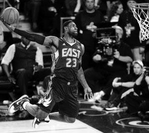 暴力美学代言人,詹姆斯黑白暴扣图,还不快挑一张当壁纸!