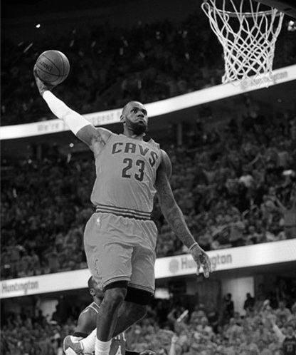 暴力美学代言人,詹姆斯黑白暴扣图,还不快挑一张当壁纸!