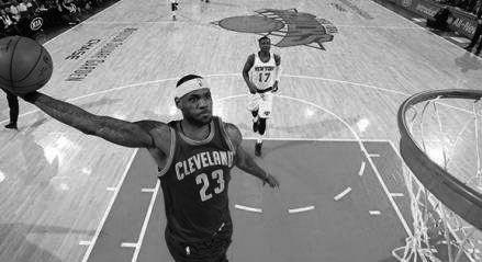 暴力美学代言人,詹姆斯黑白暴扣图,还不快挑一张当壁纸!