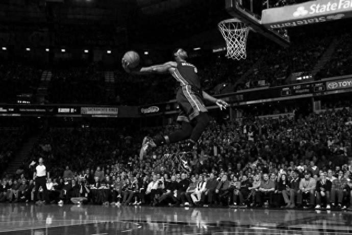 暴力美学代言人,詹姆斯黑白暴扣图,还不快挑一张当壁纸!