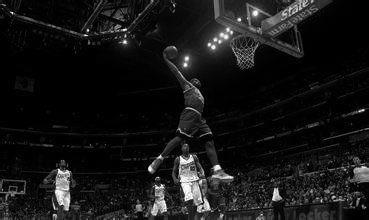 暴力美学代言人,詹姆斯黑白暴扣图,还不快挑一张当壁纸!