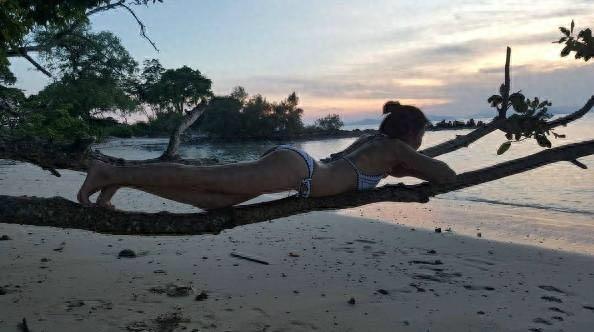 46岁的“大妈”凭什么找23岁小鲜肉男友,快来和小编一起踏马寻花