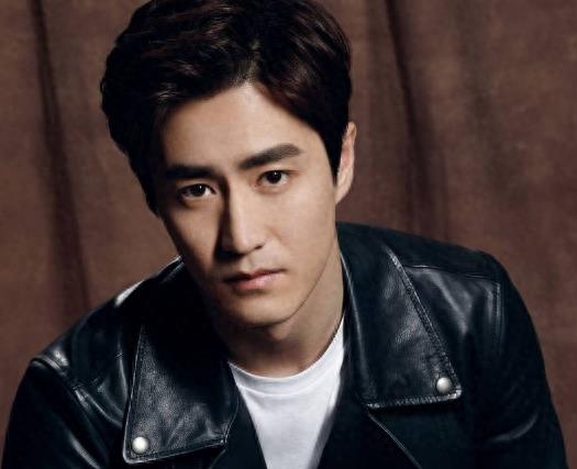 他是关晓彤“前男友”,如今父亲曝光,没想到他的背景这么大!