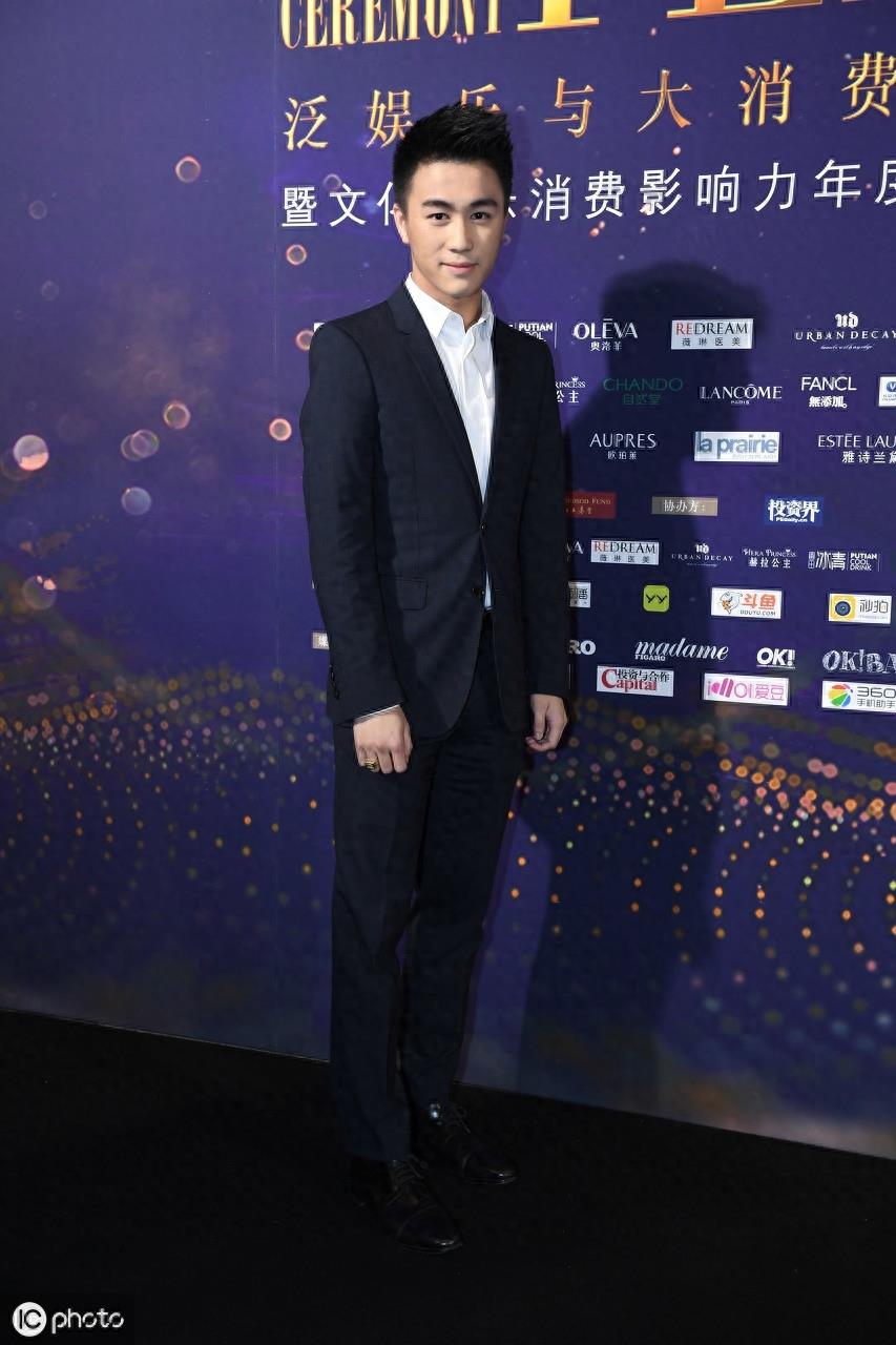 奚梦瑶的老公何猷君,24岁已经事业爱情双丰收,真是人生赢家