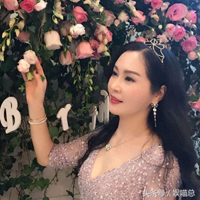 陈冰49岁妈妈近照,皮肤光滑身材高挑,老公身价30亿恩爱30年