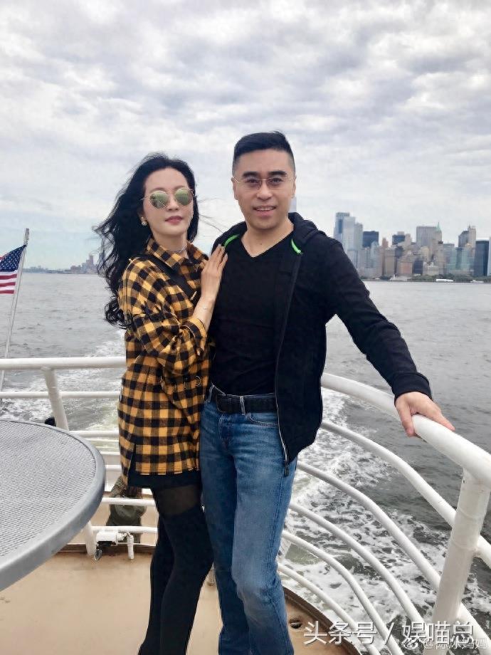 陈冰49岁妈妈近照,皮肤光滑身材高挑,老公身价30亿恩爱30年