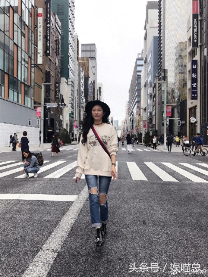 陈冰49岁妈妈近照,皮肤光滑身材高挑,老公身价30亿恩爱30年