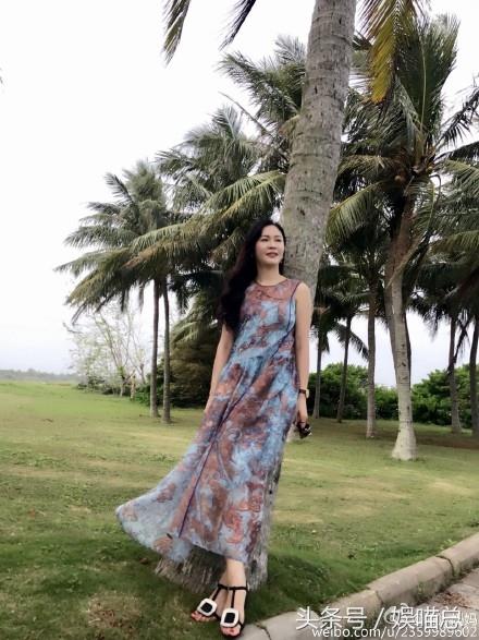 陈冰49岁妈妈近照,皮肤光滑身材高挑,老公身价30亿恩爱30年