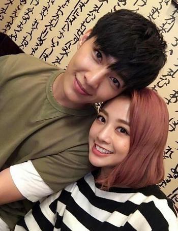 鬼鬼炎亚纶公布被罗家英恋情,两人亲吻很甜蜜,炎亚纶的脸怎么了