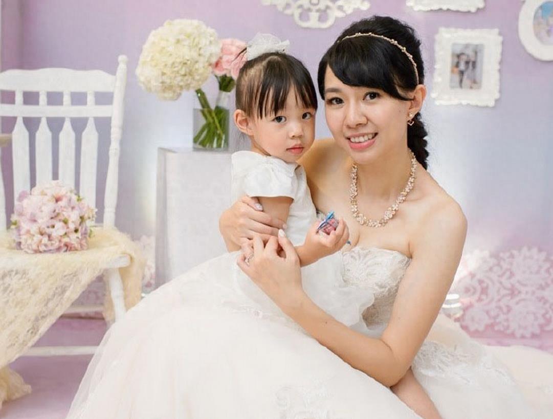 卓依婷近照曝光,老公帅气、女儿可爱