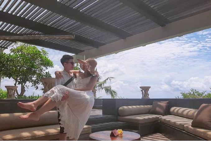 还记得《落跑甜心》演技尴尬的她吗? 中性打扮, 已宣布和女友结婚